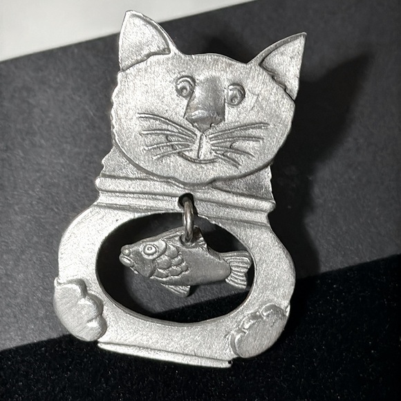 Cat Brooch • Fishbowl | 🐟 Moves • Vintage Signed Pin - Silver-Pewter Estate Find - Picture 1 of 6
